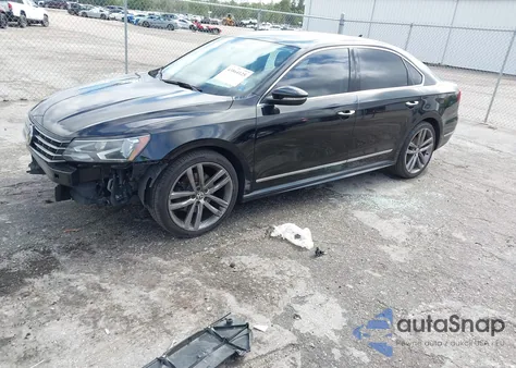 2017 Volkswagen Passat 1.8T R-Line z USA, uszkodzony, nr VIN 1VWDT7A30HC071569